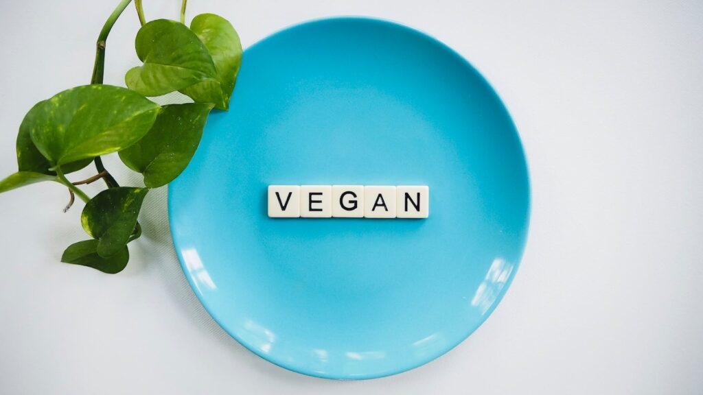 Plato azul con letras veganas